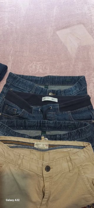 Pantalones vaqueros y beige para niños