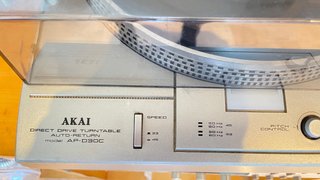 Stereo Cassette Deck y Tocadiscos AKAI
