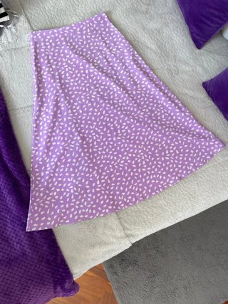 Falda larga lila con estampado blanco Con abertura
