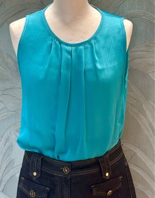 Blusa turquesa con cuello redondo