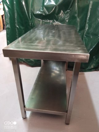 Mesa de acero inoxidable con estante