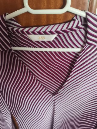Camisa a rayas rosa/granate y blanca