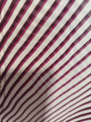 Camisa a rayas rosa/granate y blanca