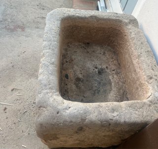 Pila de piedra antigua
