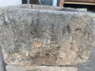Pila de piedra antigua