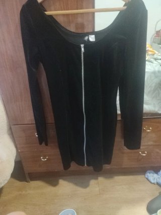 Vestido negro con cremallera