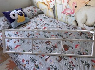 Barrera de cama infantil blanca