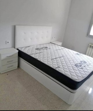 Canapé cama blanco con cabecero