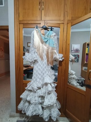 Traje de flamenca blanco y dorado