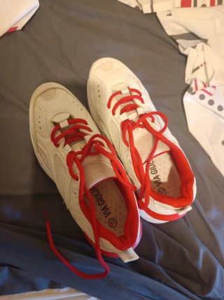 Tenis Mujer Blancos con Cordones Rojos Talla 37