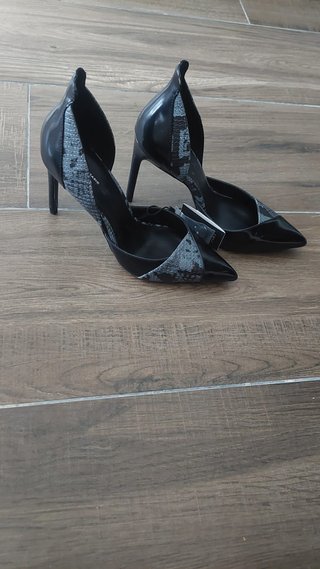 Zapatos de salón Zara negro y gris