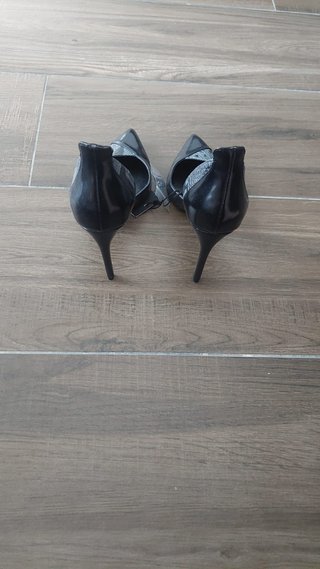 Zapatos de salón Zara negro y gris