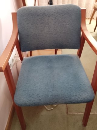 Silla de madera y tela azul