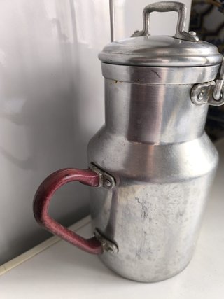 Aceitera antigua de aluminio