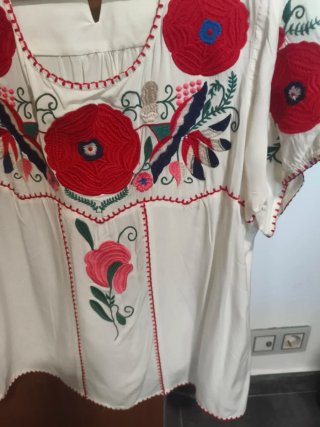 Blusa bordada flores rojas talla única