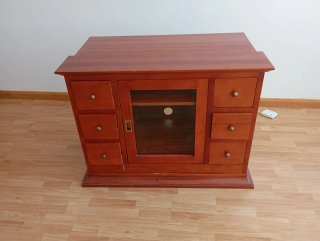 Mueble de salón de madera con cristal