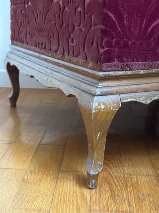 Butaca de madera tapizada morada