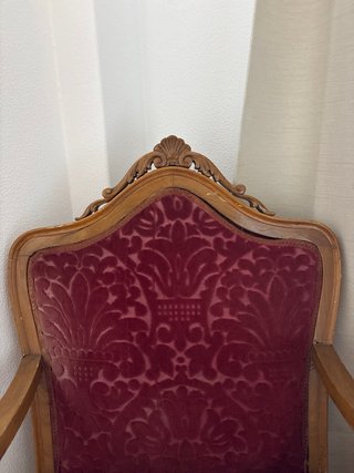 Butaca de madera tapizada morada