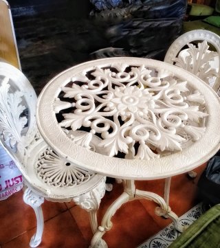 Mesa y 2 sillas jardín hierro fundido.