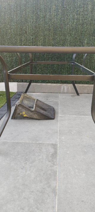 Mesa de exterior cristal y metal. Mide 180x100