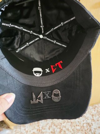 Gorra negra con estrellas plateadas