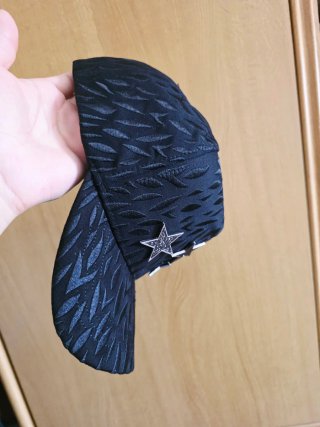 Gorra negra con estrellas plateadas