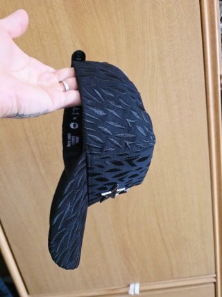 Gorra negra con estrellas plateadas