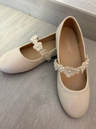 Zapatos elegantes para niña de color beige