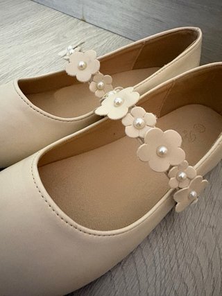 Zapatos elegantes para niña de color beige