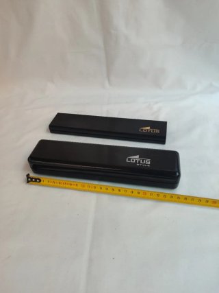Dos Cajas Lotus Negras