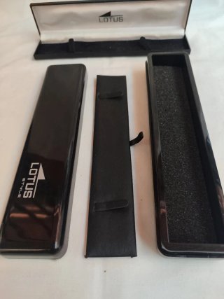 Dos Cajas Lotus Negras