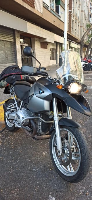 Moto BMW R1200GS del año 2004 en color gris.