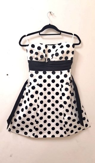 Vestido de lunares blanco y negro