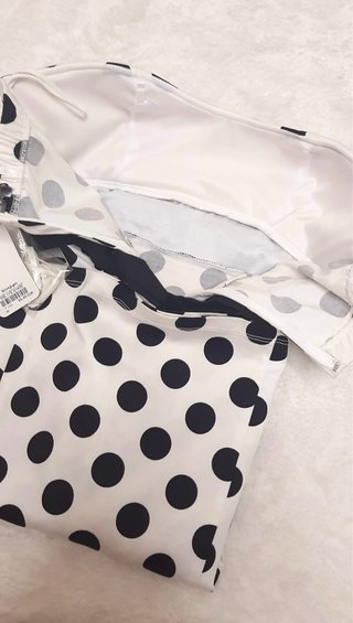 Vestido de lunares blanco y negro