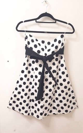 Vestido de lunares blanco y negro