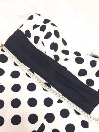 Vestido de lunares blanco y negro