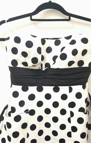 Vestido de lunares blanco y negro