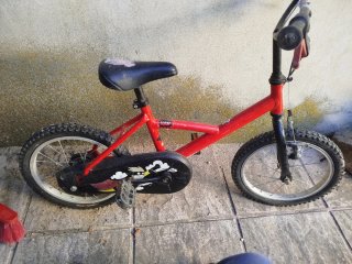 Bicicleta infantil roja