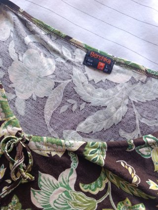 Blusa Bershka flores marrón y verde