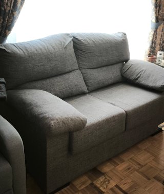 Sofá 2 plazas gris cómodo y práctico