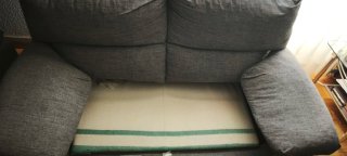 Sofá 2 plazas gris cómodo y práctico