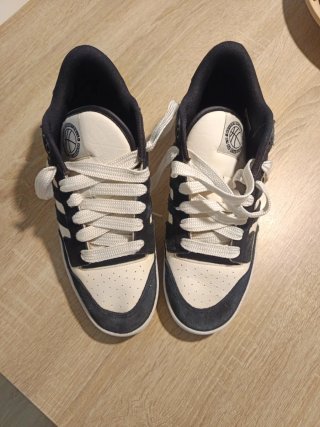 Zapatillas deportivas negras y blancas