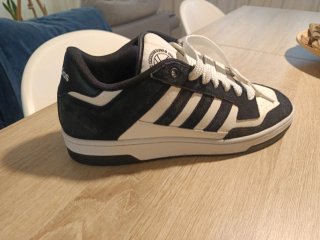 Zapatillas deportivas negras y blancas