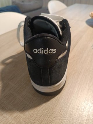 Zapatillas deportivas negras y blancas