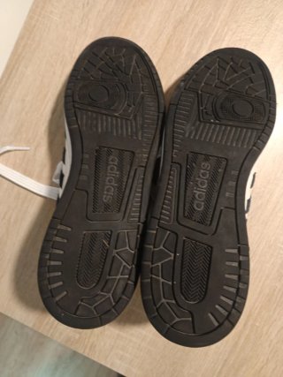 Zapatillas deportivas negras y blancas