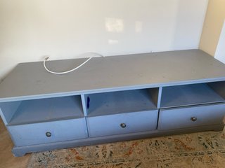 Mueble TV  gris. 1,45 largo,49cm ancho , 45 alto