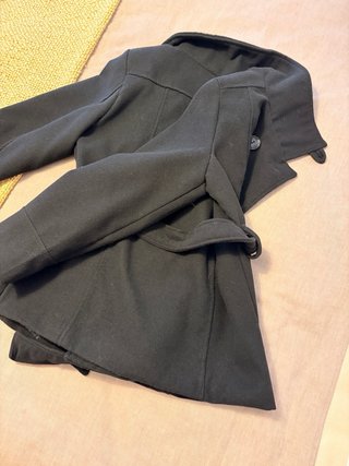 Abrigo corto negro con cinturón