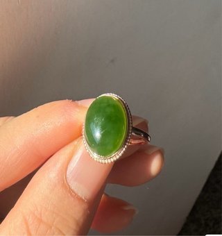 Anillo de Jade con Detalles Dorados