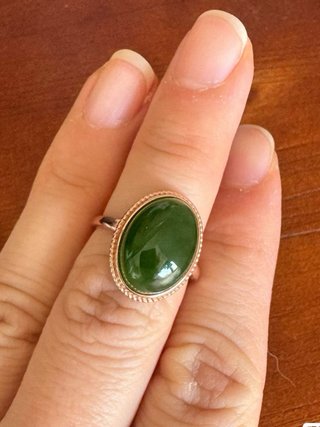 Anillo de Jade con Detalles Dorados