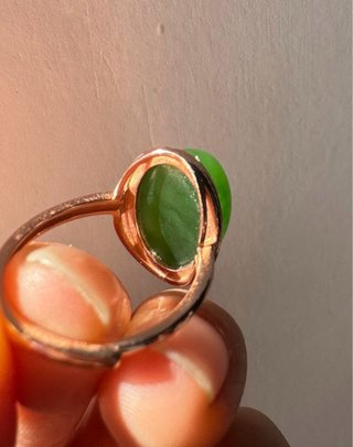 Anillo de Jade con Detalles Dorados